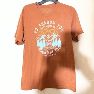 Love in Faith Mountain Graphic T-Shirt Rust Orange Christian Mens Large L